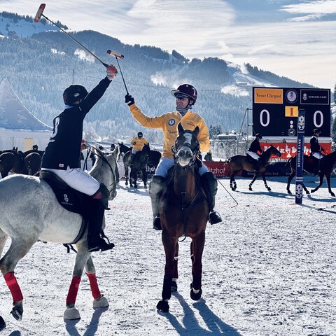 zwei Polo Spieler auf dem Pferd