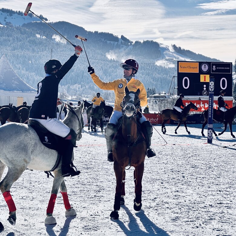 [Translate to EN:] zwei Polo Spieler auf dem Pferd