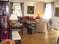 Wohnzimmer im Schloss Orsini-Rosenberg Wohnzimmer mit Sofas, Sesseln, Couchtisch und Parkettboden.