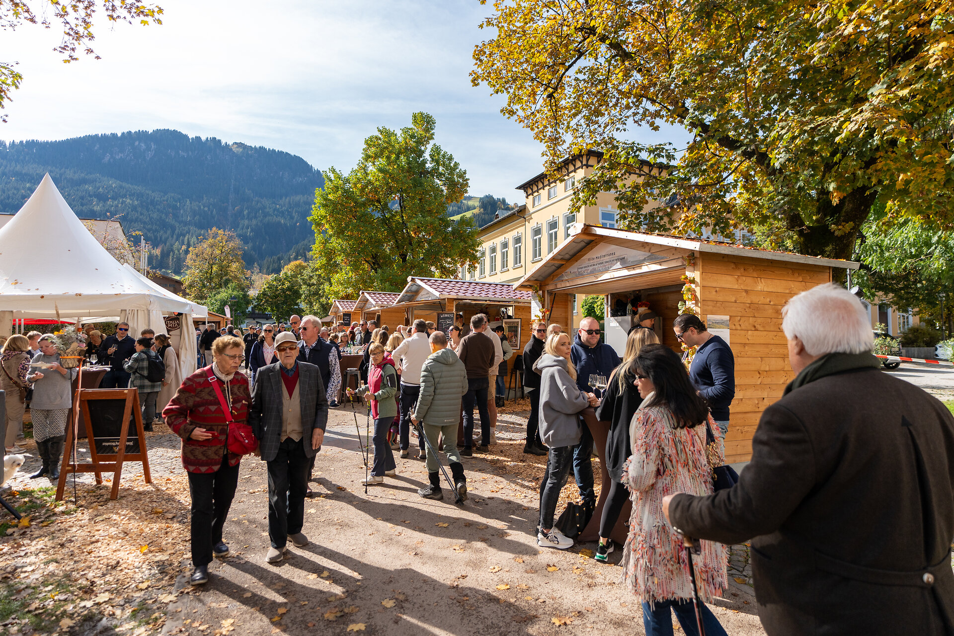 Guests in Kitzbühel City Park at Kitz Kulinarik x Piemont 